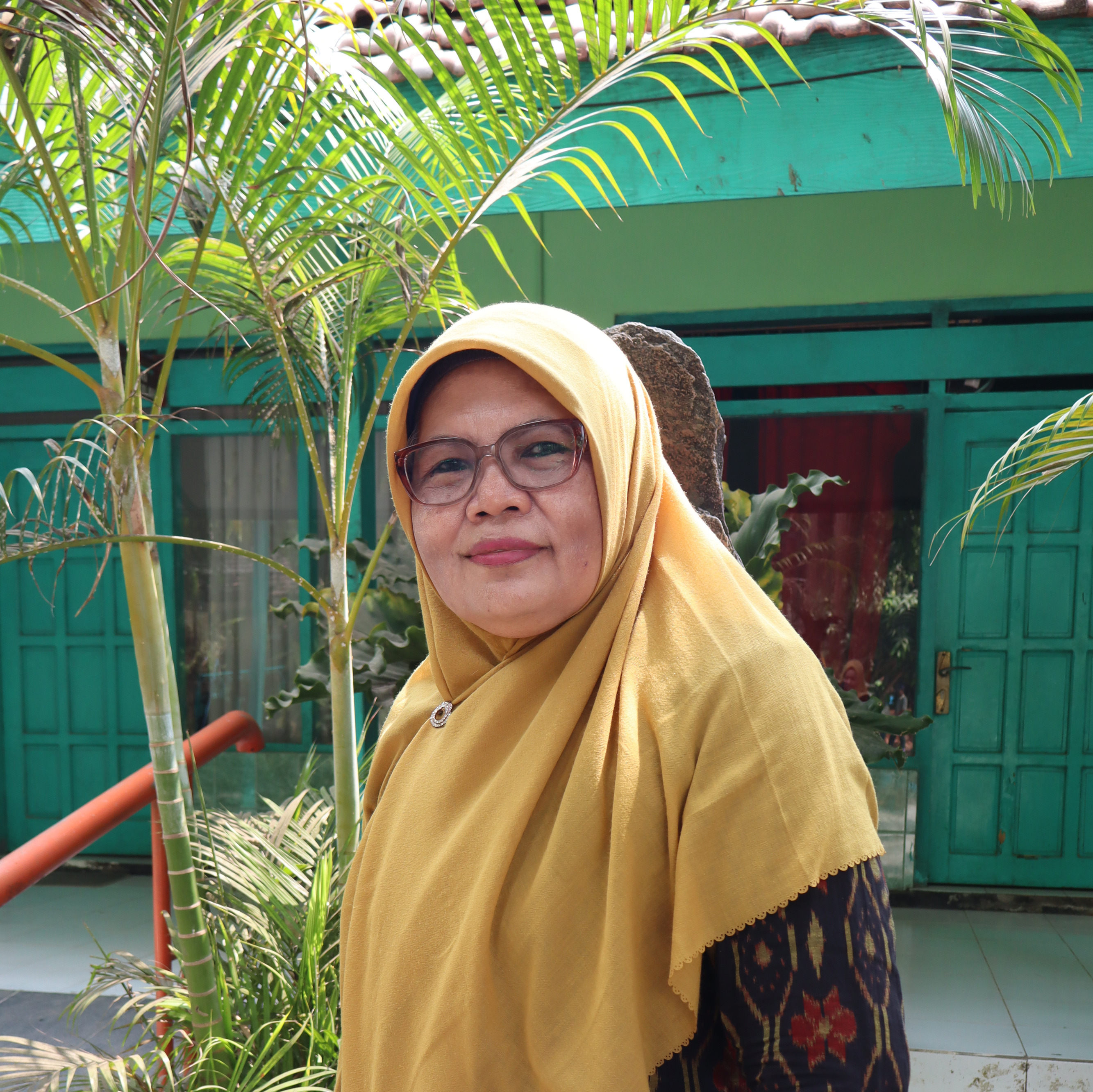 Titik Ilmiah,S.Pd - Staf Tata Usaha